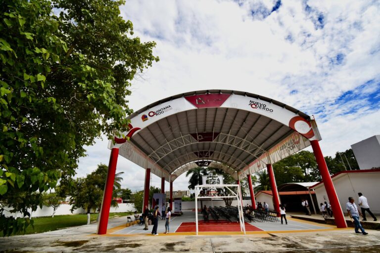 Mara Lezama entrega nuevo domo en primaria de Chetumal