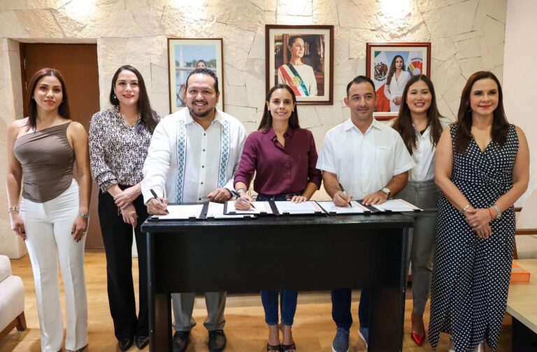 Ana Paty Peralta firma convenio con REQROO a favor de la deomocracía