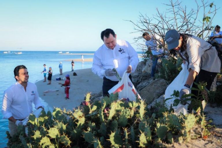 Realizan jornada de limpieza de playas en Yucatán