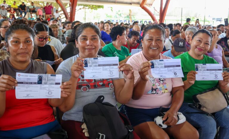 Cancún avanza en la regularización de tianguistas con entrega de credenciales oficiales