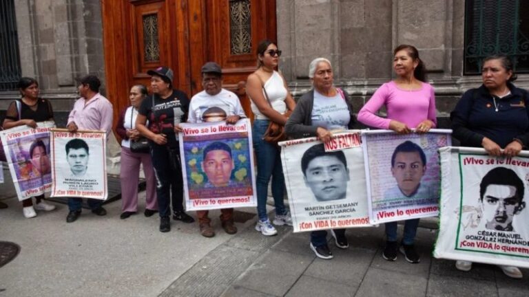 Admite Claudia Sheinbaum quejas de padres de normalistas de Ayotzinapa por lento avance tras un año