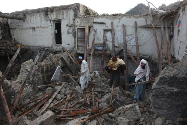 Terremoto magnitud 6.0 sacude a Afganistán; reportan más de 800 muertos
