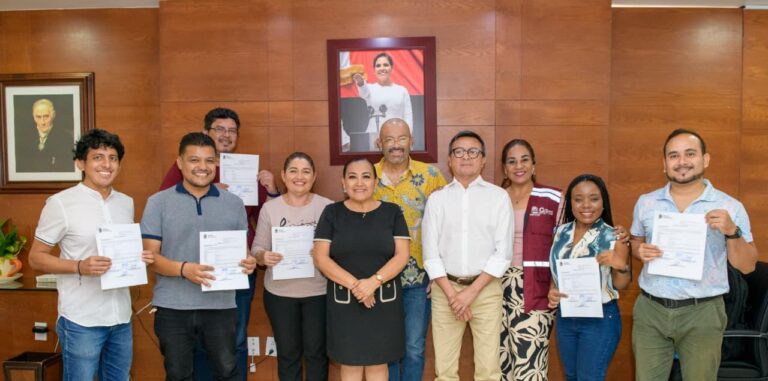 SEQ entrega seis plazas de música a docentes en comunidades rurales de Quintana Roo