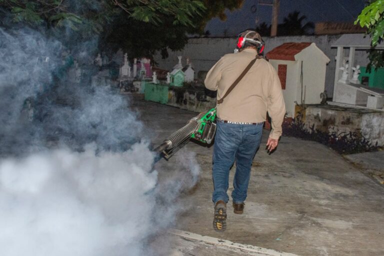 Anuncian jornada de fumigación en panteones de Yucatán
