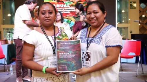 Artesanas mayas presentan ‘Manual del Bordado‘ yucateco