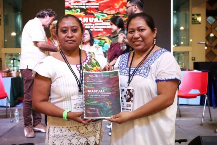 Artesanas mayas presentan ‘Manual del Bordado‘ yucateco