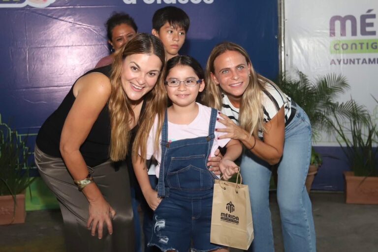 Cecilia Patrón entrega lentes gratuitos a estudiantes de Mérida