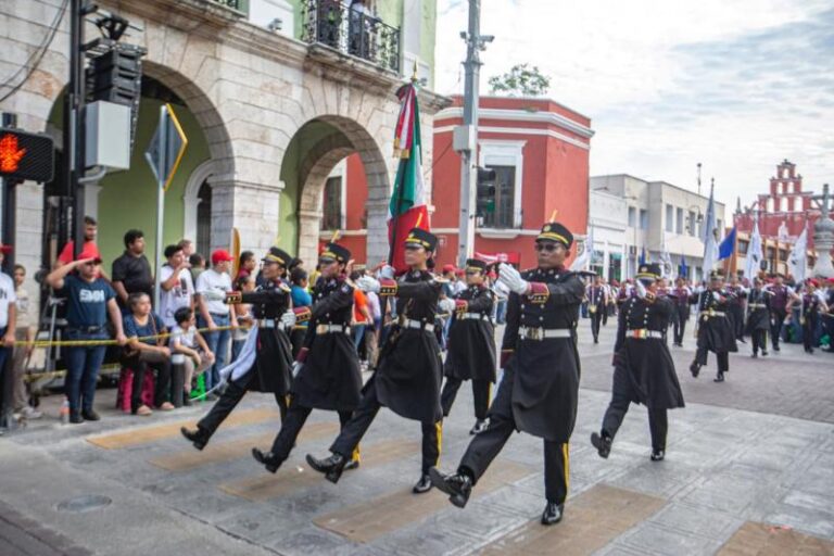 Convocan a escuelas de Mérida a sumarse al desfile del 20 de noviembre