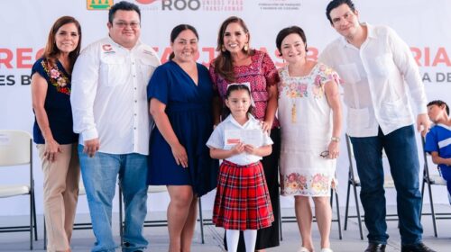Entregan becas escolares a jóvenes de Cozumel