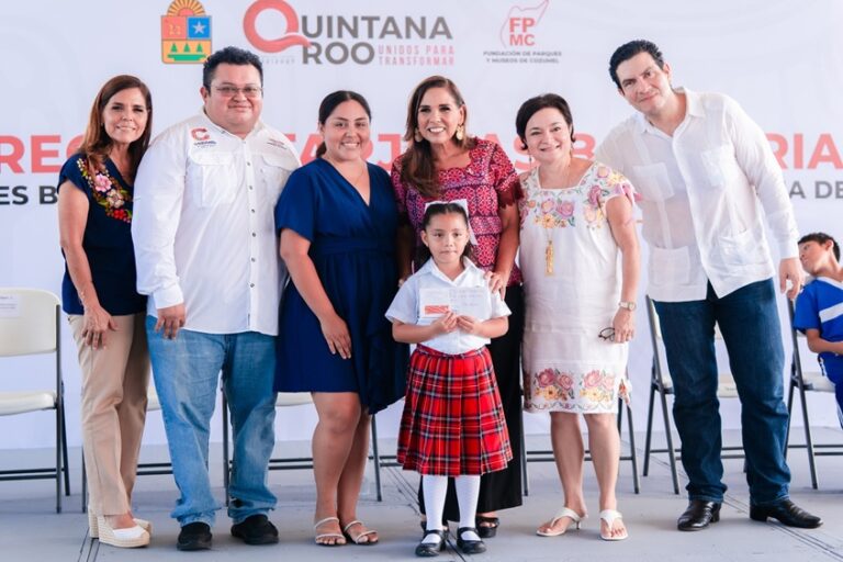 Entregan becas escolares a jóvenes de Cozumel