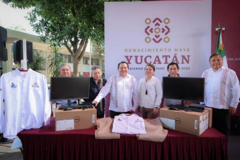 Entregan equipo de cómputo y uniformes al personal administrativo de la UPN