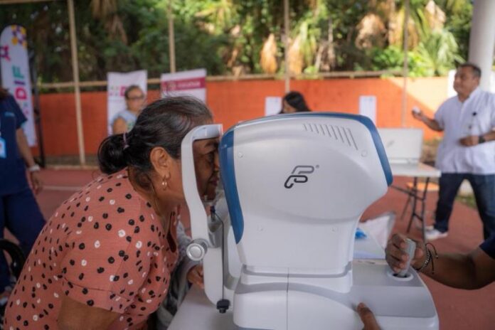 Entregan lentes de armazón a personas en situación de vulnerabilidad en Yucatán