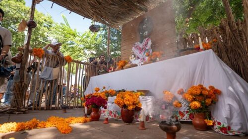 Inauguran la Gran Muestra Estatal de Altares en la Plaza Grande de Mérida