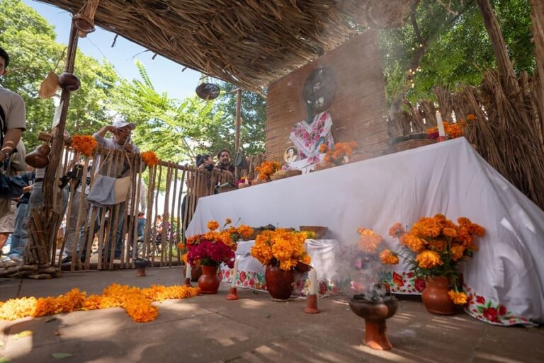 Inauguran la Gran Muestra Estatal de Altares en la Plaza Grande de Mérida