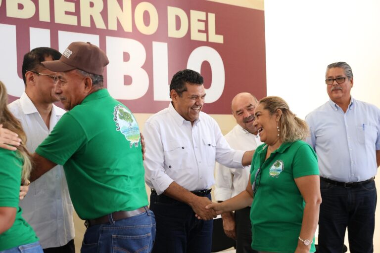 Javier May entrega apoyos a productores forestales de Tabasco