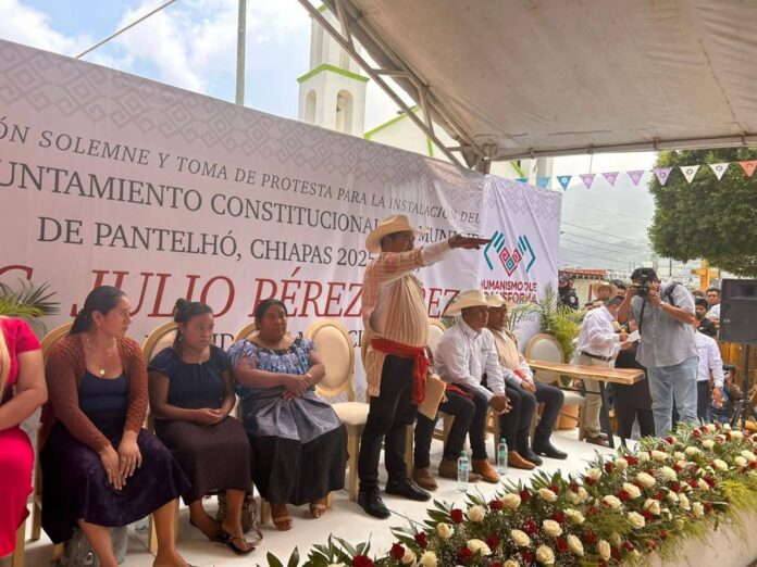 Julio Pérez rinde protesta como alcalde de Pantelhó, Chiapas