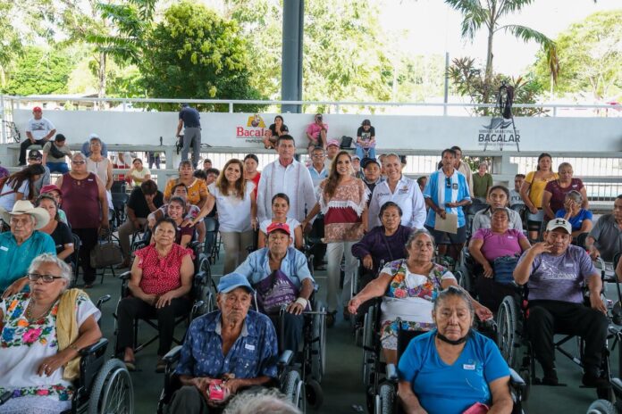 Mara Lezama entrega sillas de ruedas y apoyos funcionales en Bacalar