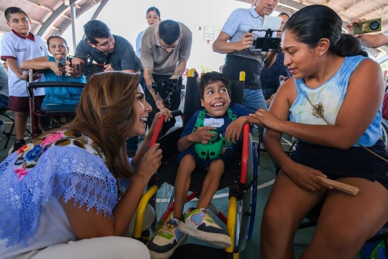 Mara Lezama entrega sillas de ruedas y apoyos funcionales en Chetumal