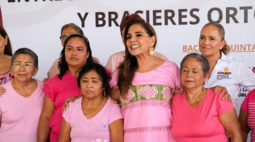 Mujeres sobrevivientes de cáncer de Bacalar reciben prótesis de mama y brasieres ortopédicos