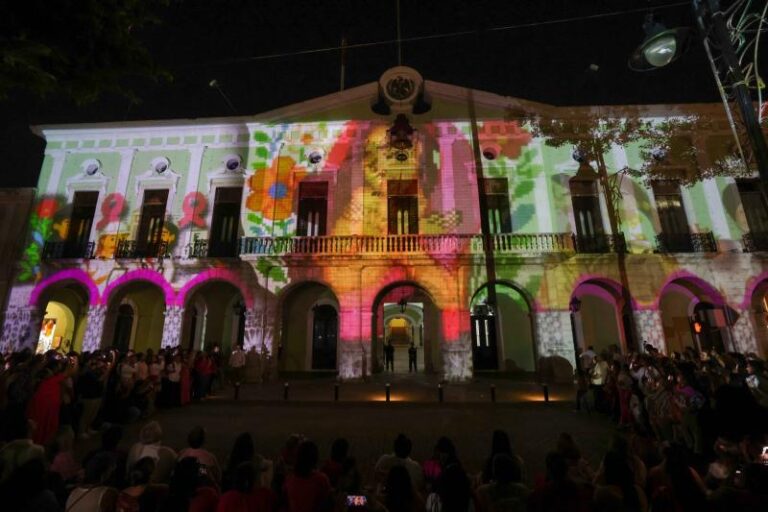 Palacio de Gobierno de Yucatán se ilumina de rosa