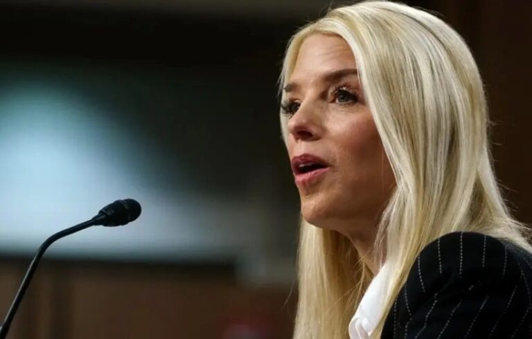 Publican accidental mensaje de Donald Trump dirigido a Pam Bondi para ir tras enemigos políticos