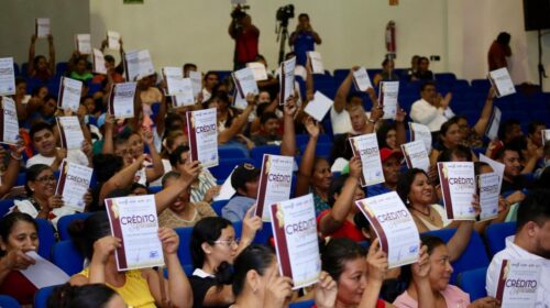 Artesanos tabasqueños reciben créditos estatales