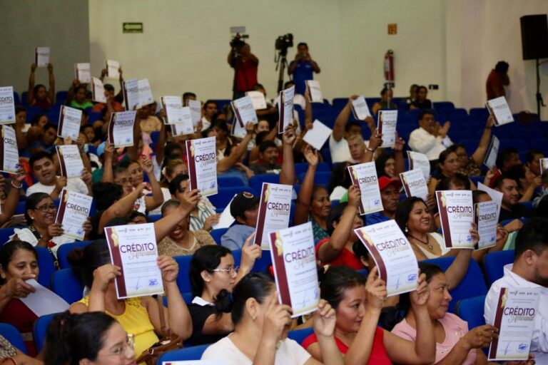 Artesanos tabasqueños reciben créditos estatales
