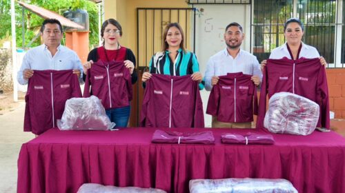 Entregan más de 10 mil chamarras a estudiantes de Yucatán