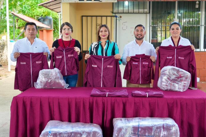 Entregan más de 10 mil chamarras a estudiantes de Yucatán