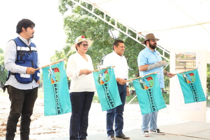 Javier May inaugura y supervisa obras en Balancán