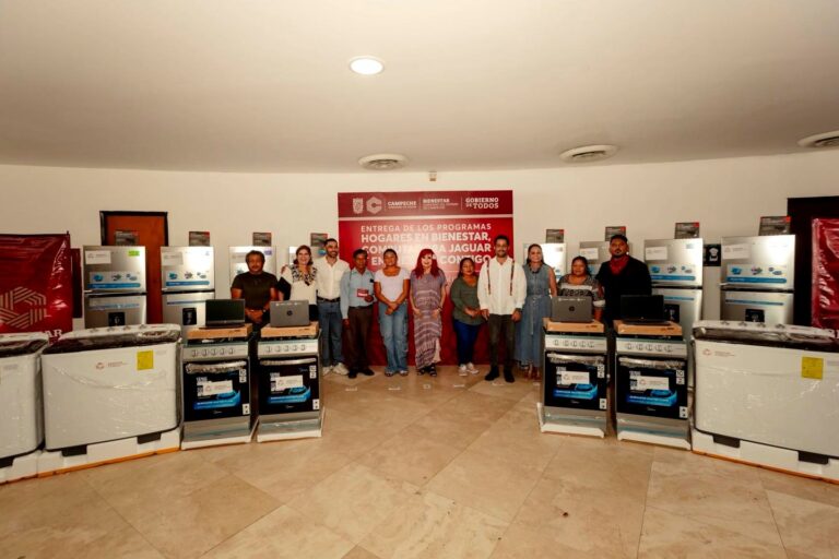 Layda Sansores entrega apoyos sociales por más de 4.6 mdp