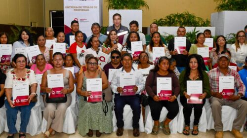 Mara Lezama entrega títulos de propiedad a 44 familias de Othón P. Blanco