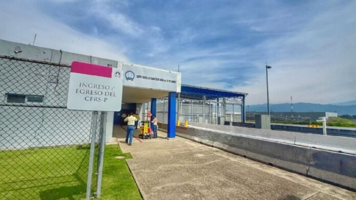 Trasladan a nueve reos de alta peligrosidad a penal de Chiapas