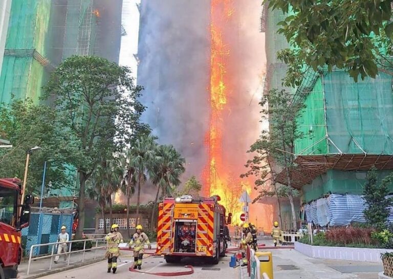 Incendio en complejo residencial de Hong Kong deja al menos 13 muertos