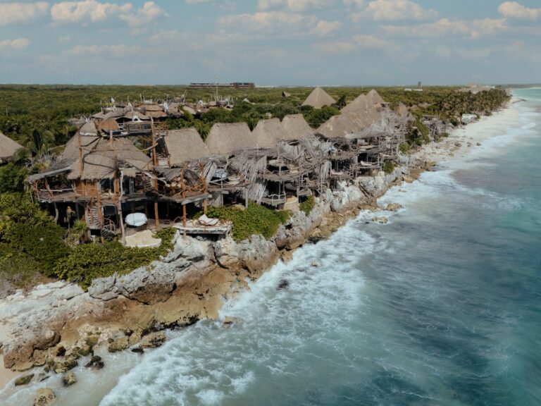 Trabajadores denuncian falta de pagos por parte de Azulik