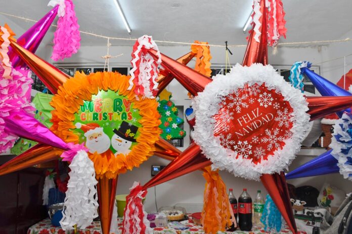 Clausura la FPMC taller gratuito de piñatas en cartonería en el BiblioAvión Gervasio
