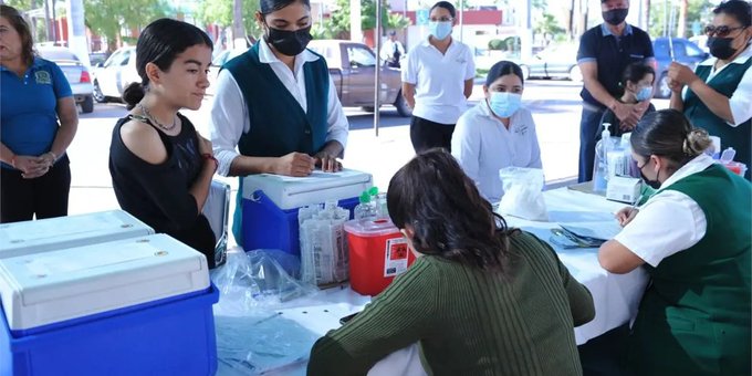 Díaz Mena exhorta a los yucatecos a vacunarse esta temporada invernal