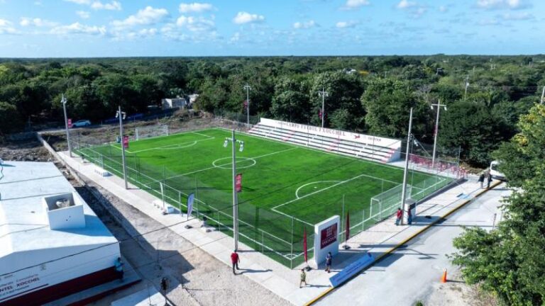 Entregan renovada cancha de fútbol 7 en Xocchel