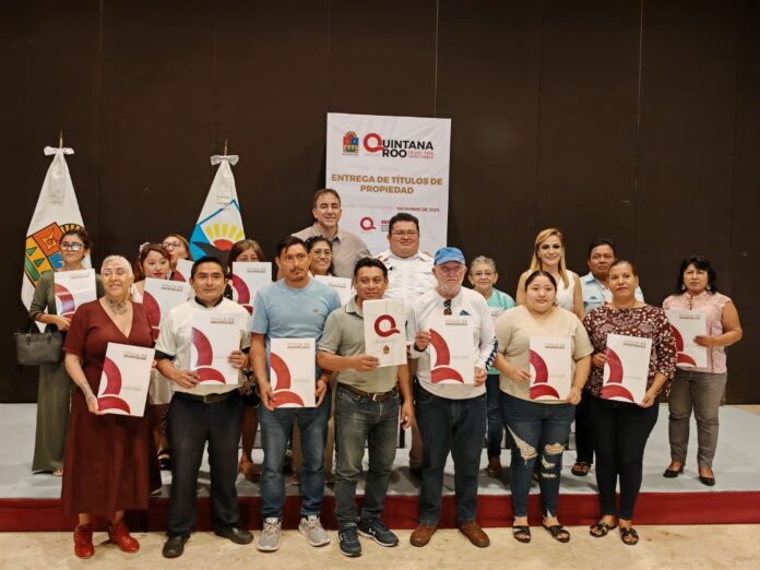 Entregan títulos de propiedad a familias de Cozumel