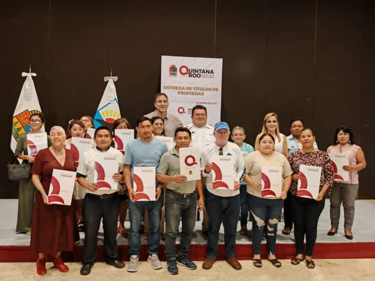 Entregan títulos de propiedad a familias de Cozumel