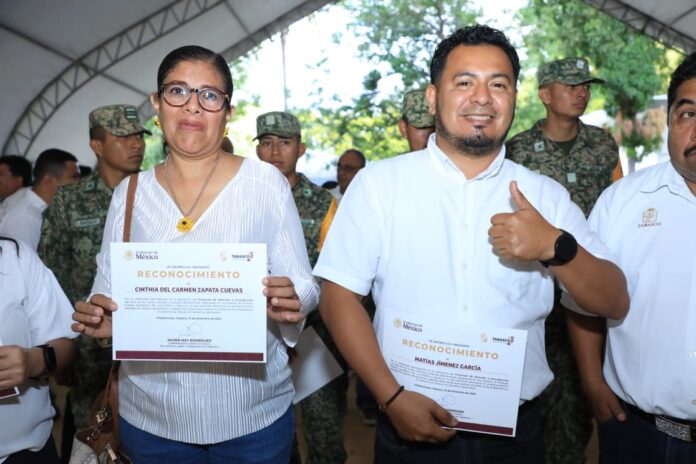 Javier May entrega reconocimientos a trabajadores y personal militar que participó en tareas de auxilio a la población