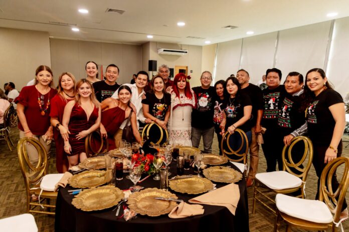 Layda Sansores encabeza comida navideña con personal de su oficina