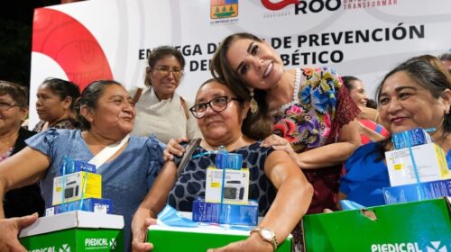 Mara Lezama entrega kits de prevención de pie diabético