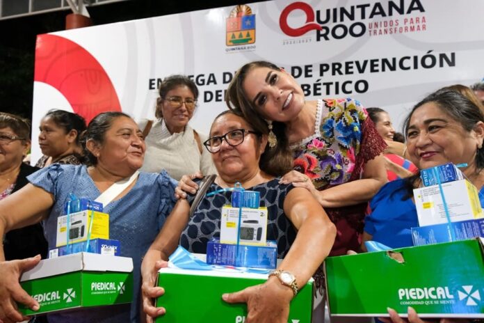 Mara Lezama entrega kits de prevención de pie diabético