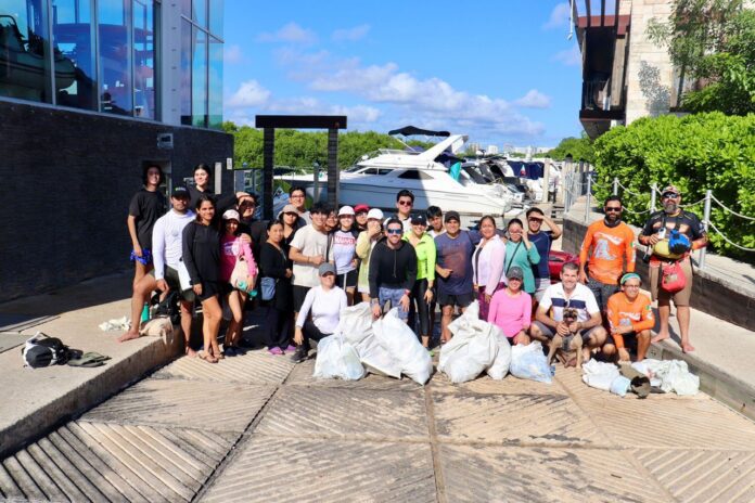 Óscar Rébora encabeza jornada de limpieza en la Laguna Nichupté con participación de la comunidad educativa