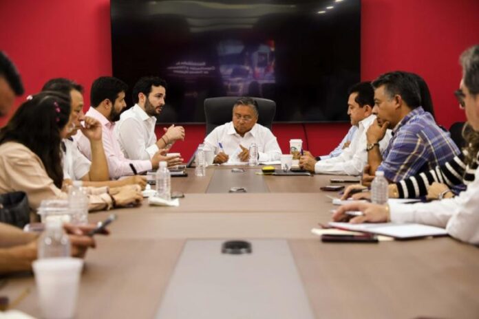 Acuerdan estrategia para conectar escuelas y empresas en Yucatán