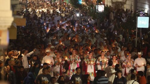Cientos le cantan las mañanitas a Mérida por sus 484 años de su fundación.
