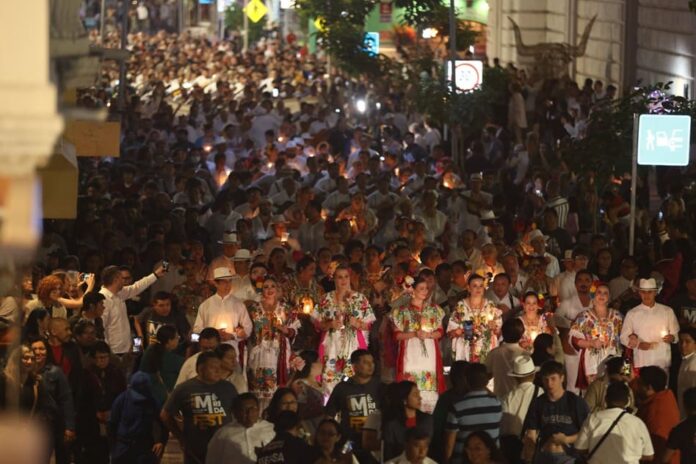 Cientos le cantan las mañanitas a Mérida por sus 484 años de su fundación.