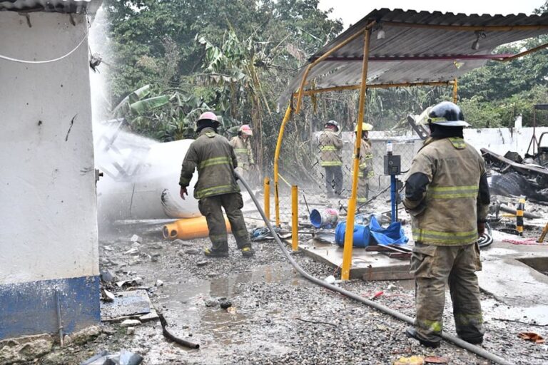 Explosión en gasera de Tabasco deja 14 vehículos dañados y dos lesionados