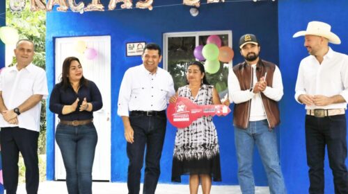 Javier May entrega 100 viviendas rurales en Tenosique